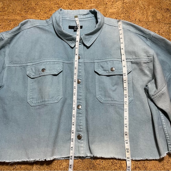 Missguided Boxy Oversized Light Wash Raw Edge Hem Trucker Jean Jacket Sz 12 - Picture 12 of 13